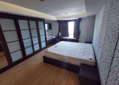 3 bed Condo in Royal Castle Watthana District C06977