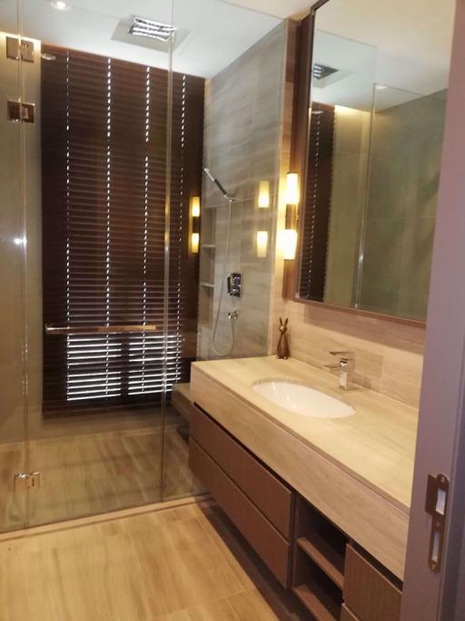 1 bed Condo in The Diplomat Sathorn Silom Sub District C06952