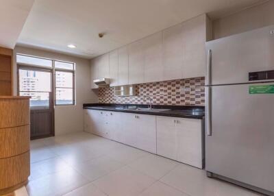 3 bed Condo in Royal Castle Watthana District C06900