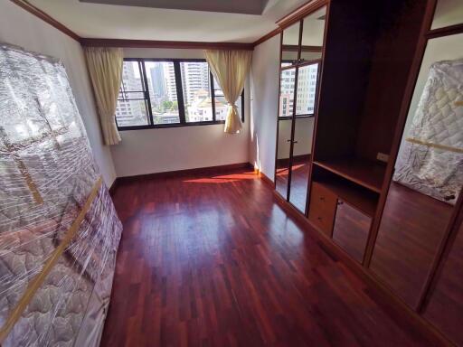 2 bed Condo in Sethiwan Residence Khlong Toei Nuea Sub District C06897