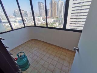 2 bed Condo in Sethiwan Residence Khlong Toei Nuea Sub District C06896
