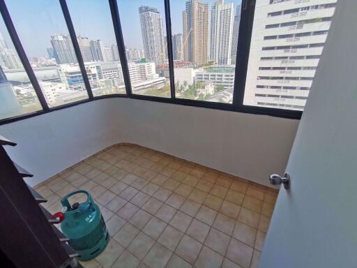 2 bed Condo in Sethiwan Residence Khlong Toei Nuea Sub District C06896