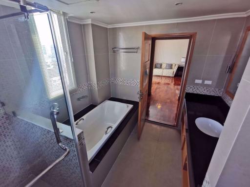3 ห้องนอน, 3 ห้องน้ำ คอนโด ราคา ฿ 120,000/เดือน