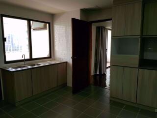 3 bed Condo in Windsor Tower Khlongtoei Sub District C06393