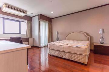 3 bed Condo in Sathorn Gardens Thungmahamek Sub District C06325