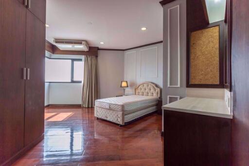 3 bed Condo in Sathorn Gardens Thungmahamek Sub District C06325