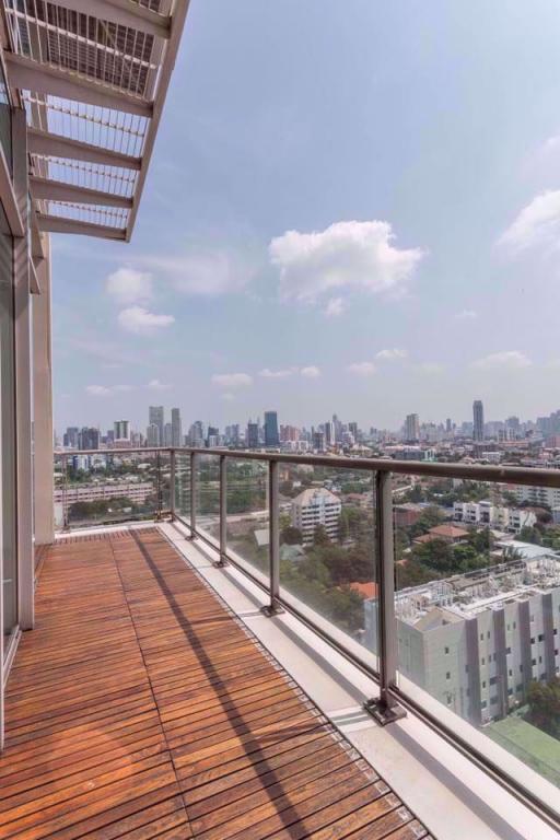 4 bed Condo in The Lofts Yennakart Chong Nonsi Sub District C06321