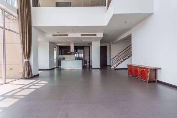 4 bed Condo in The Lofts Yennakart Chong Nonsi Sub District C06321