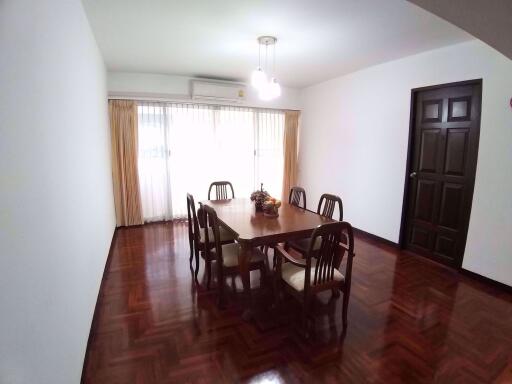 3 bed Condo in Kanta Mansion Khlongtan Sub District C06302