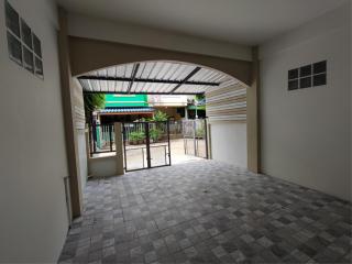 2 storey townhouse for sale, Lam Luk Ka, Khlong 5, Lert Ubon Village, near the motorway Homepro, BigC