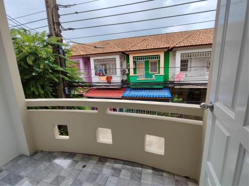 2 storey townhouse for sale, Lam Luk Ka, Khlong 5, Lert Ubon Village, near the motorway Homepro, BigC