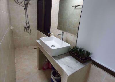 2 bed Condo in Crystal Garden Khlongtoei Sub District C06240