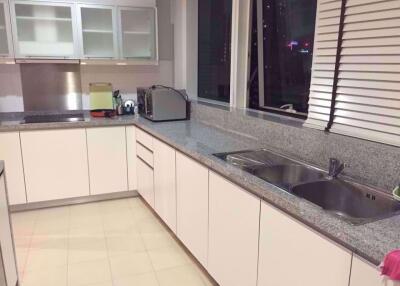 3 bed Condo in Millennium Residence Khlongtoei Sub District C06077