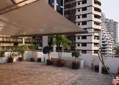 2 bed Condo in Supalai Place Condominium Watthana District C06042