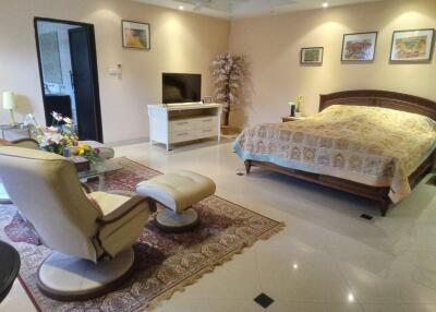 3 Bedrooms Pool Villa House for Sale in Jomtien