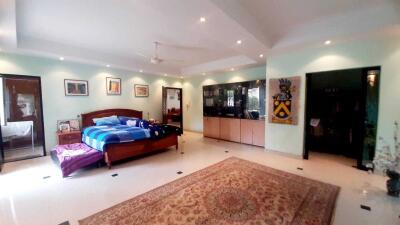 3 Bedrooms Pool Villa House for Sale in Jomtien