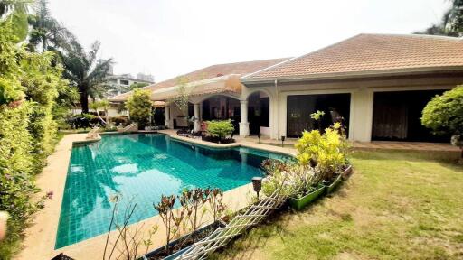 3 Bedrooms Pool Villa House for Sale in Jomtien