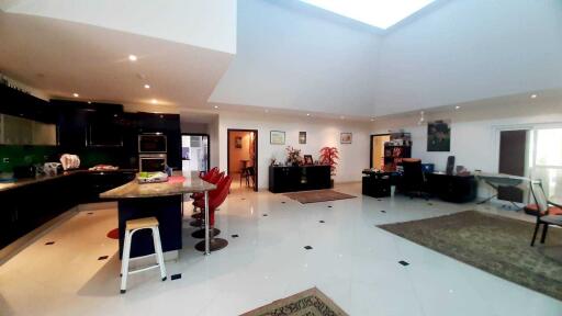 3 Bedrooms Pool Villa House for Sale in Jomtien