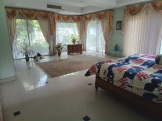 3 Bedrooms Pool Villa House for Sale in Jomtien