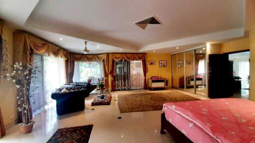 3 Bedrooms Pool Villa House for Sale in Jomtien