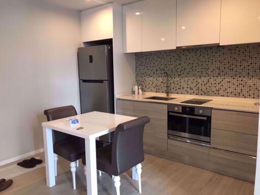 1 bed Condo in The Room Sukhumvit 21 Watthana District C06003