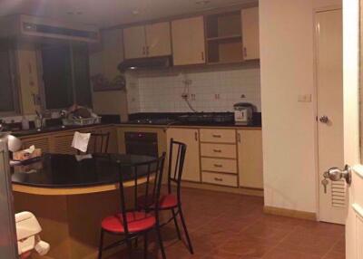 4 bed Condo in Tai Ping Towers Watthana District C05901
