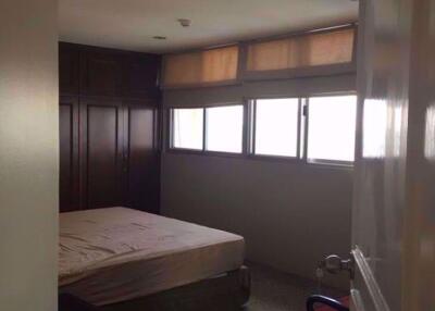 4 bed Condo in Tai Ping Towers Watthana District C05901