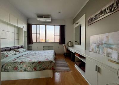 2 bed Condo in Supalai Place Condominium Khlong Tan Nuea Sub District C05878