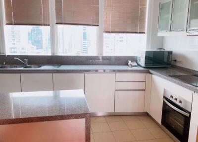 3 bed Condo in Millennium Residence Khlongtoei Sub District C05804
