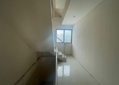 3 Storey Shop House For Sale in East Pattaya