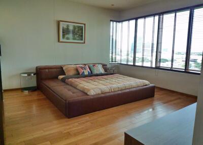 3 bed Condo in The Emporio Place Khlongtan Sub District C005127