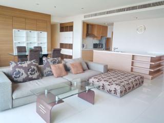 3 bed Condo in The Emporio Place Khlongtan Sub District C005127