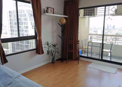 2 bed Condo in Lumpini Ville Phahol - Suthisarn Samsennai Sub District C004906