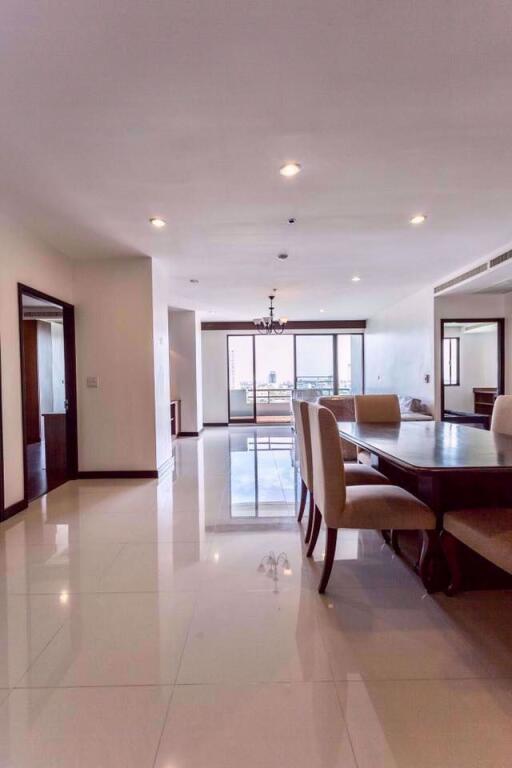 3 bed Condo in Charoenjai Place Khlong Tan Nuea Sub District C004159