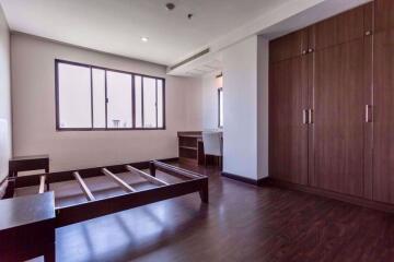 3 bed Condo in Charoenjai Place Khlong Tan Nuea Sub District C004159