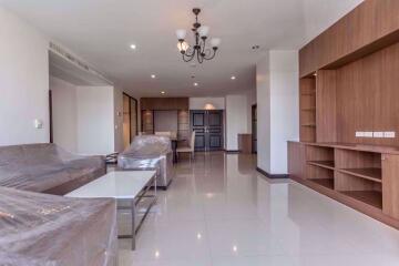 3 bed Condo in Charoenjai Place Khlong Tan Nuea Sub District C004159