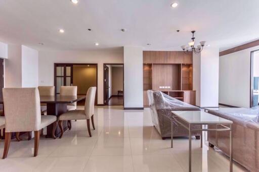 3 bed Condo in Charoenjai Place Khlong Tan Nuea Sub District C004159