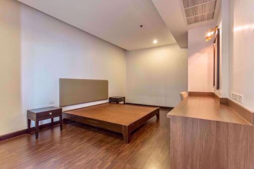 3 bed Condo in Charoenjai Place Khlong Tan Nuea Sub District C004159