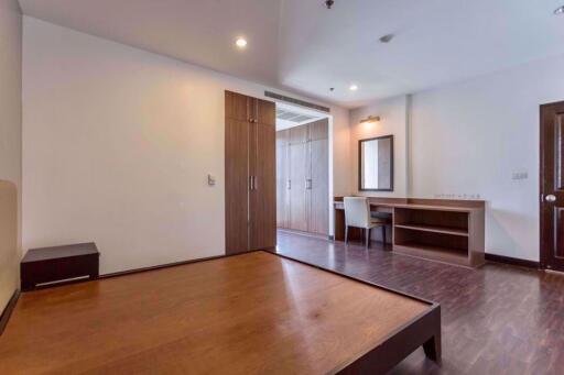3 bed Condo in Charoenjai Place Khlong Tan Nuea Sub District C004159