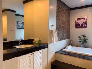 4 bed Condo in Baan Ananda Khlong Tan Nuea Sub District C004787