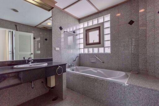 2 ห้องนอน, 2 ห้องน้ำ คอนโด ราคา ฿ 70,000/เดือน
