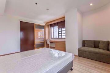 2 bed Condo in Charoenjai Place Khlong Tan Nuea Sub District P002874