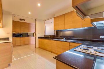 2 bed Condo in Charoenjai Place Khlong Tan Nuea Sub District P002874