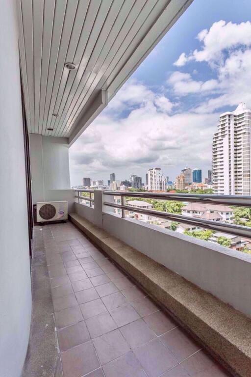 2 bed Condo in Charoenjai Place Khlong Tan Nuea Sub District P002874