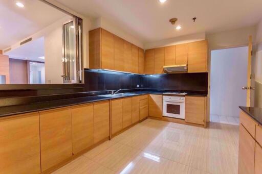 2 bed Condo in Charoenjai Place Khlong Tan Nuea Sub District P002874