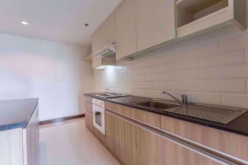 2 bed Condo in Charoenjai Place Khlong Tan Nuea Sub District P002873
