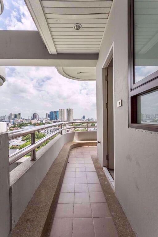 2 bed Condo in Charoenjai Place Khlong Tan Nuea Sub District P002873