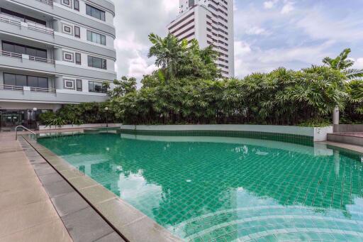 2 bed Condo in Charoenjai Place Khlong Tan Nuea Sub District P002873