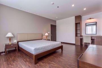 2 bed Condo in Charoenjai Place Khlong Tan Nuea Sub District P002873