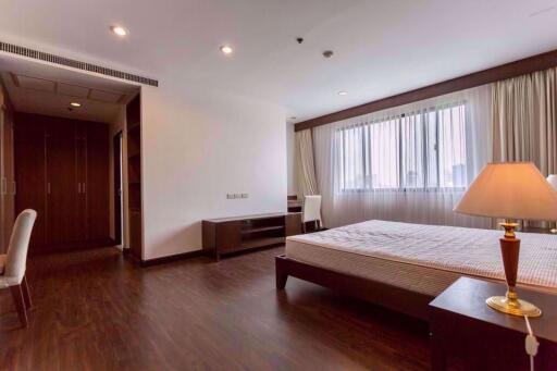 2 bed Condo in Charoenjai Place Khlong Tan Nuea Sub District P002873